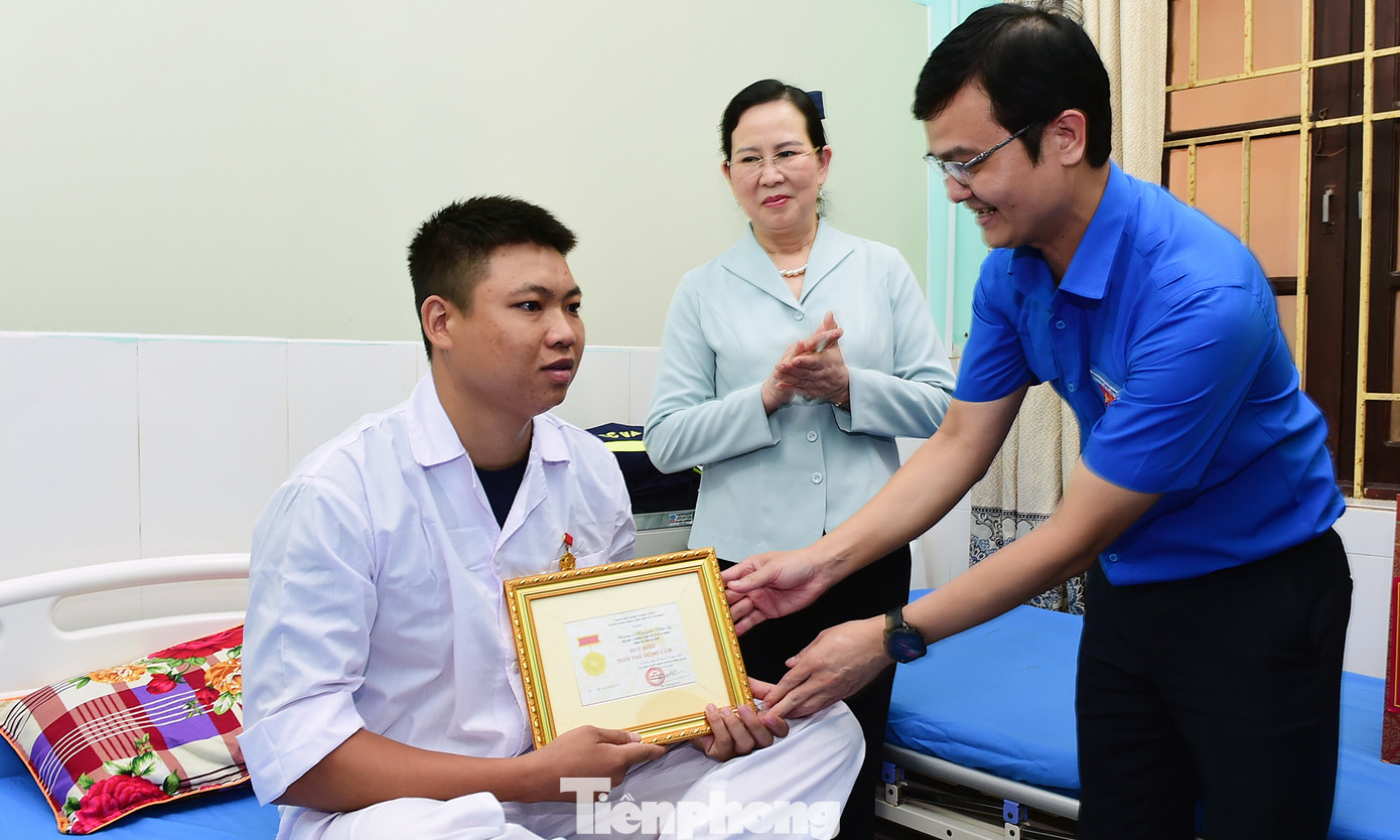 Anh Bùi Quang Huy trao Huy hiệu Tuổi trẻ dũng cảm tặng thượng sĩ Nguyễn Văn Sỹ. Ảnh: Xuân Tùng