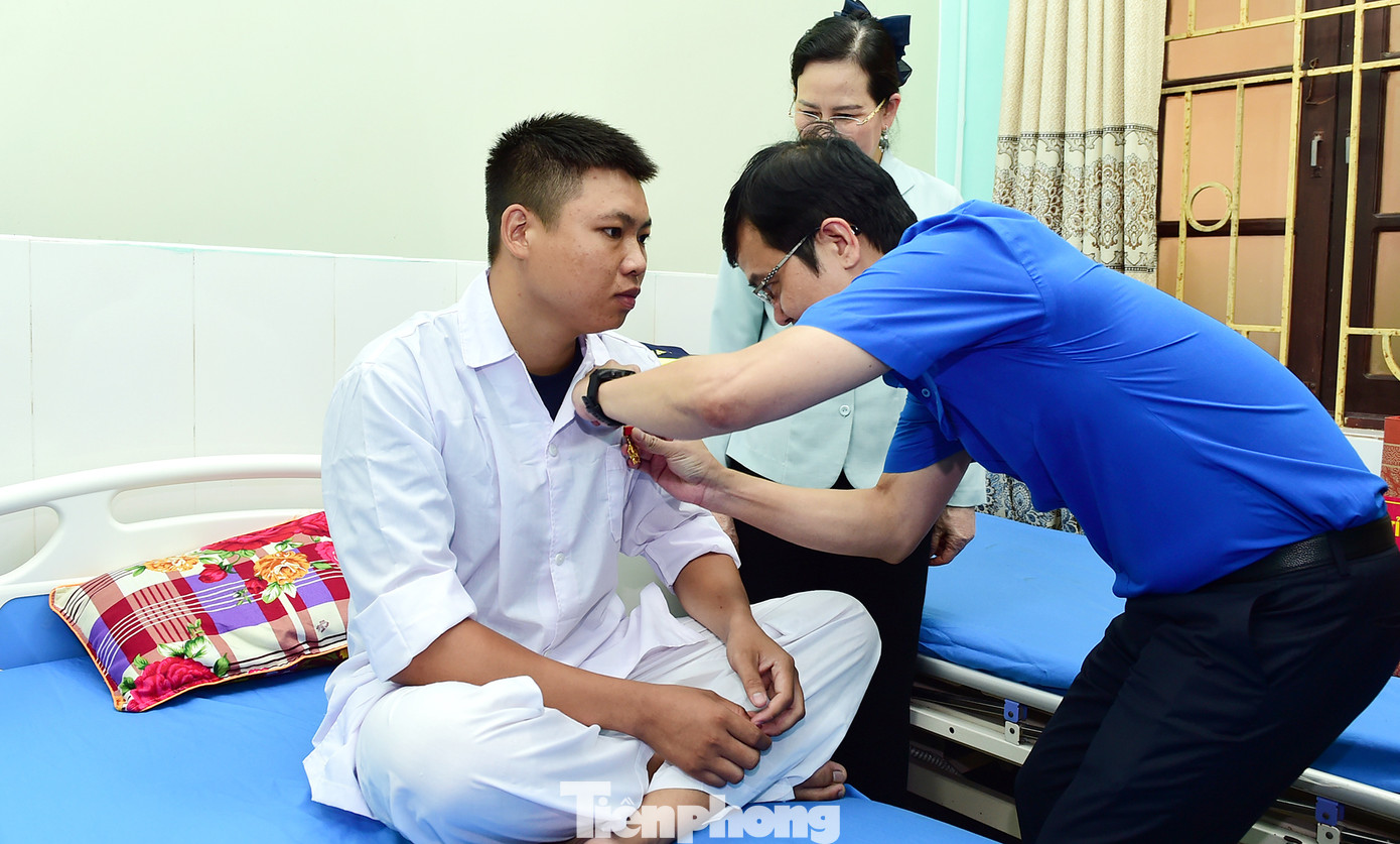 Anh Bùi Quang Huy trao Huy hiệu Tuổi trẻ dũng cảm tặng thượng sĩ Nguyễn Văn Sỹ. Ảnh: Xuân Tùng