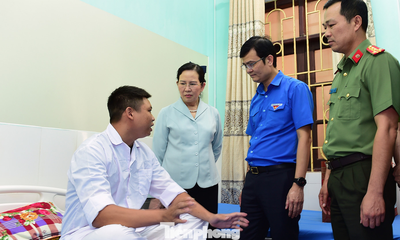 Anh Bùi Quang Huy trao Huy hiệu Tuổi trẻ dũng cảm tặng thượng sĩ Nguyễn Văn Sỹ. Ảnh: Xuân Tùng