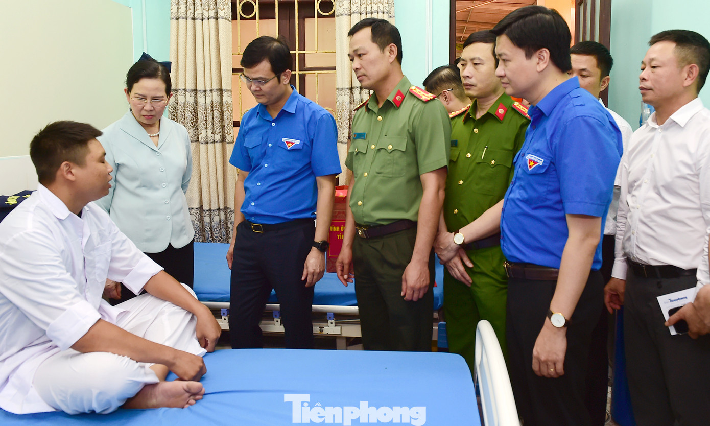 Đoàn công tác thăm, động viên thượng sĩ Nguyễn Văn Sỹ. Ảnh: Xuân Tùng