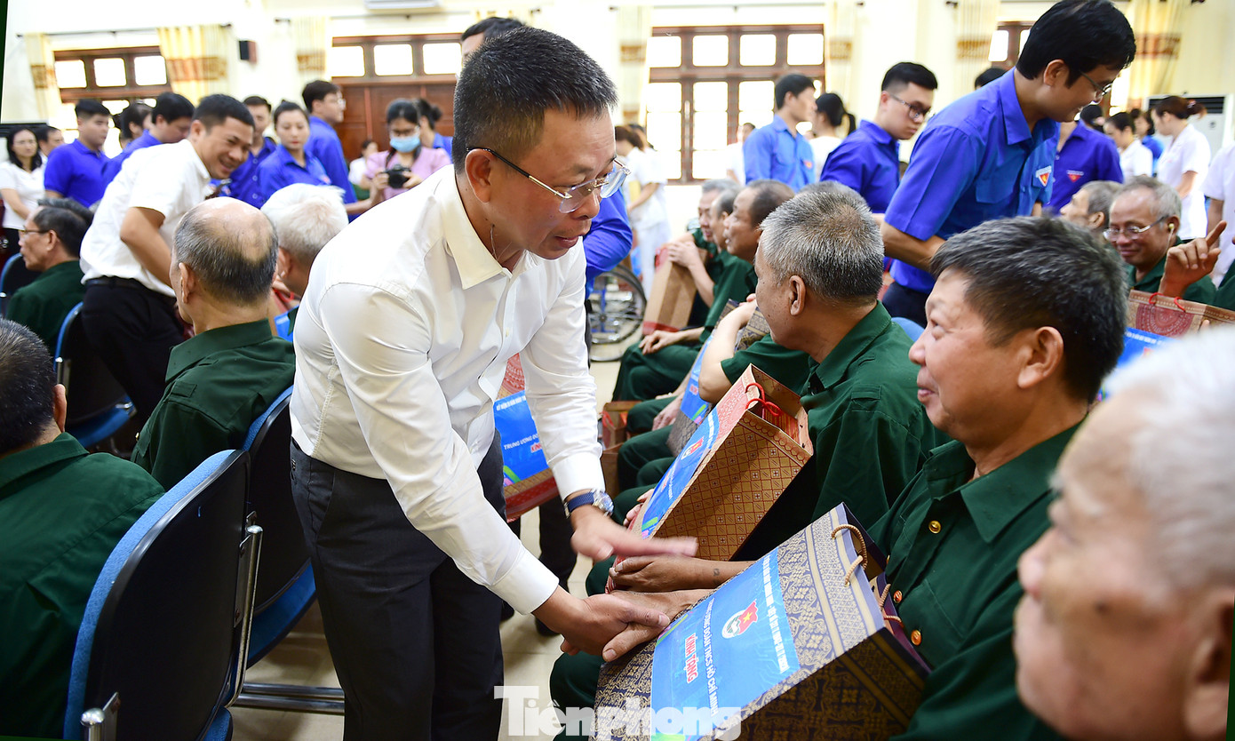 Phó Tổng Biên tập Báo Tiền Phong - nhà báo Phùng Công Sưởng trao tặng quà thương bệnh binh điều dưỡng tại Trung tâm. Ảnh: Xuân Tùng