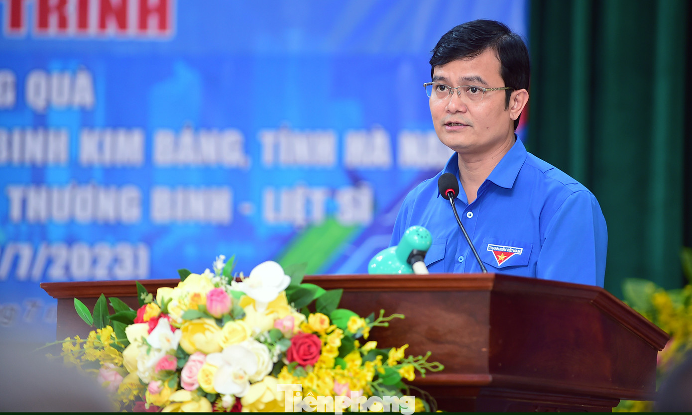 Bí thư thứ nhất T.Ư Đoàn Bùi Quang Huy phát biểu tại chương trình thăm, tặng quà tại Trung tâm. Ảnh: Xuân Tùng