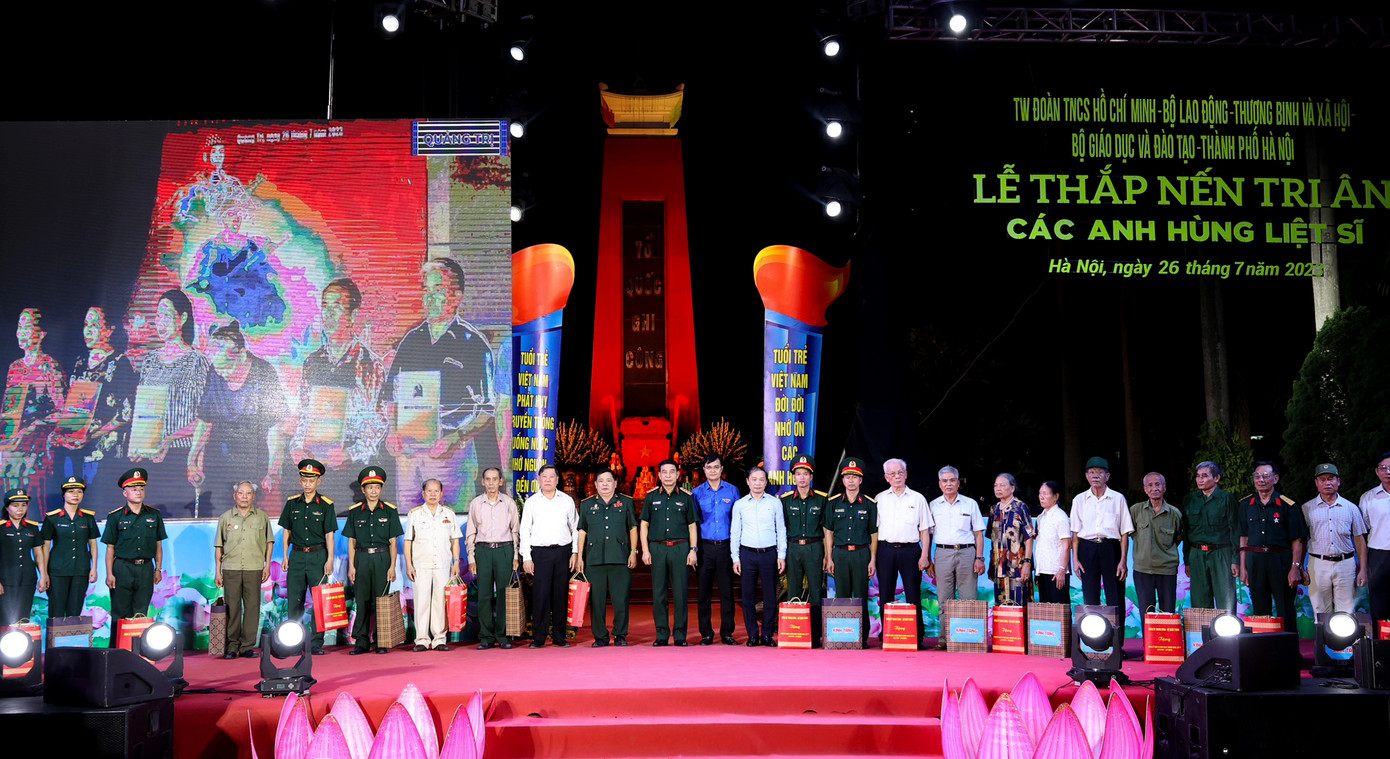 Đại tướng Phan Văn Giang, Bộ trưởng Bộ Quốc phòng; Bí thư thứ nhất T.Ư Đoàn Bùi Quang Huy; Phó Trưởng ban Thường trực Ban Dân vận Trung ương Phạm Tất Thắng tặng quà các gia đình chính sách. Ảnh: Như Ý