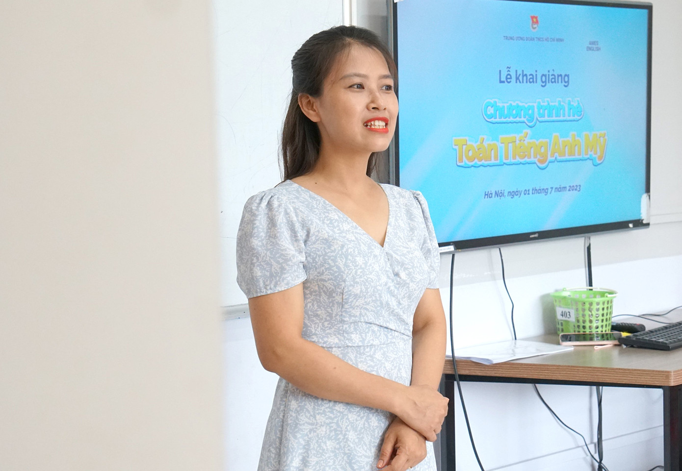 Chị Trần Thị Ngọc, Giám đốc AMES English Mỹ Đình chia sẻ về lớp học. Ảnh: BTC