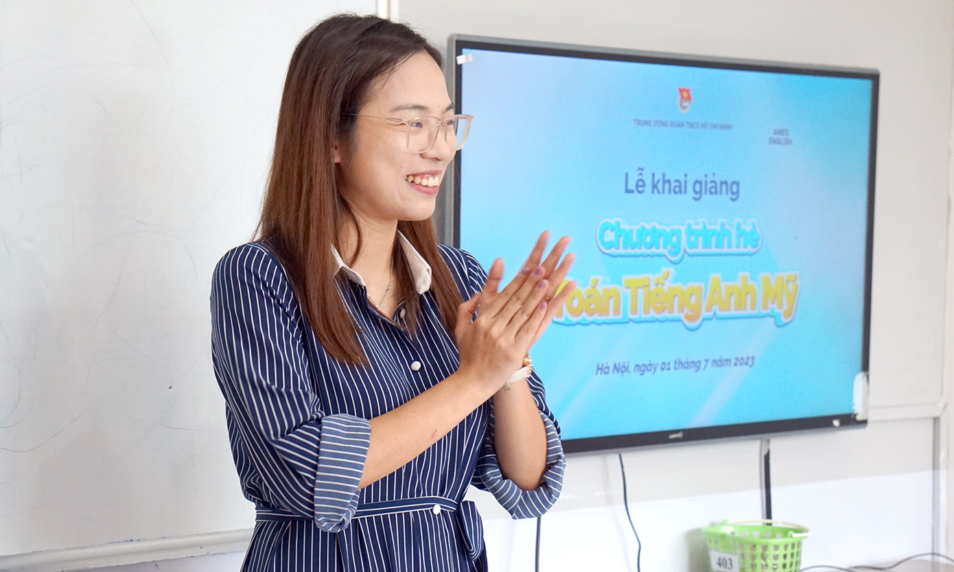 Chị Trần Hoài Minh chia sẻ tại lễ khai giảng chương trình. Ảnh: BTC