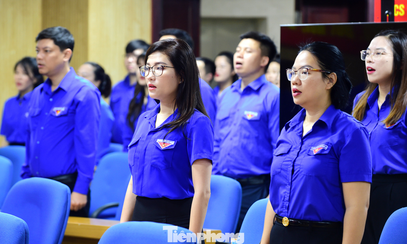 Lãnh đạo, cán bộ cơ quan T.Ư Đoàn tham dự lễ chào cờ tháng 8. Ảnh: Xuân Tùng