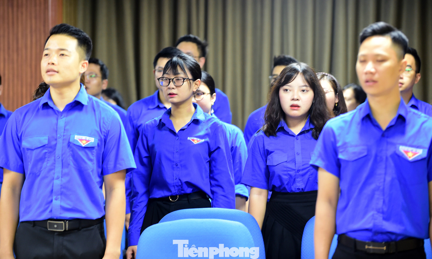 Lãnh đạo, cán bộ cơ quan T.Ư Đoàn tham dự lễ chào cờ tháng 8. Ảnh: Xuân Tùng