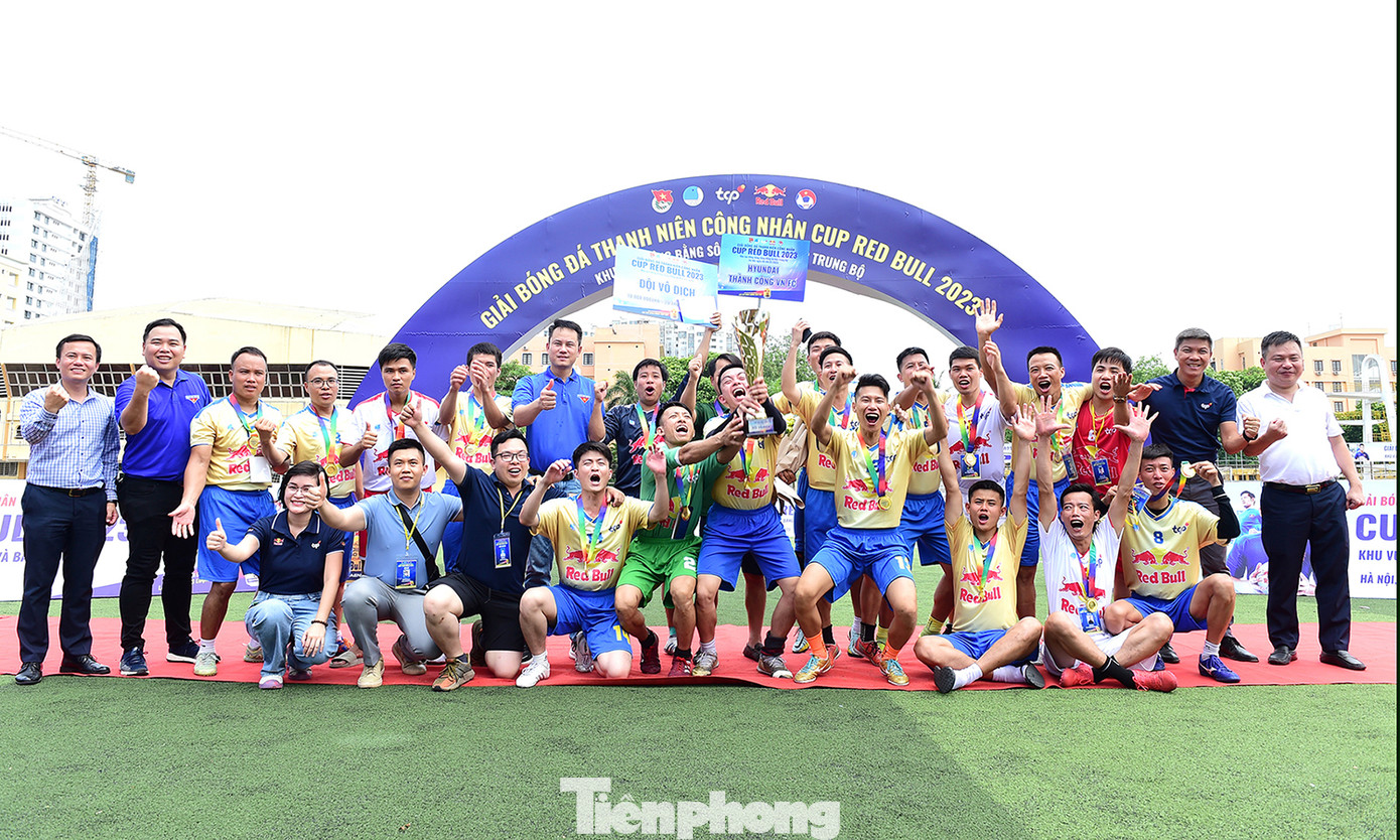 Ban Tổ chức trao cúp Vô địch cho đội Hyundai Thành Công VN FC và tiền thưởng 10 triệu đồng. Ảnh: Xuân Tùng