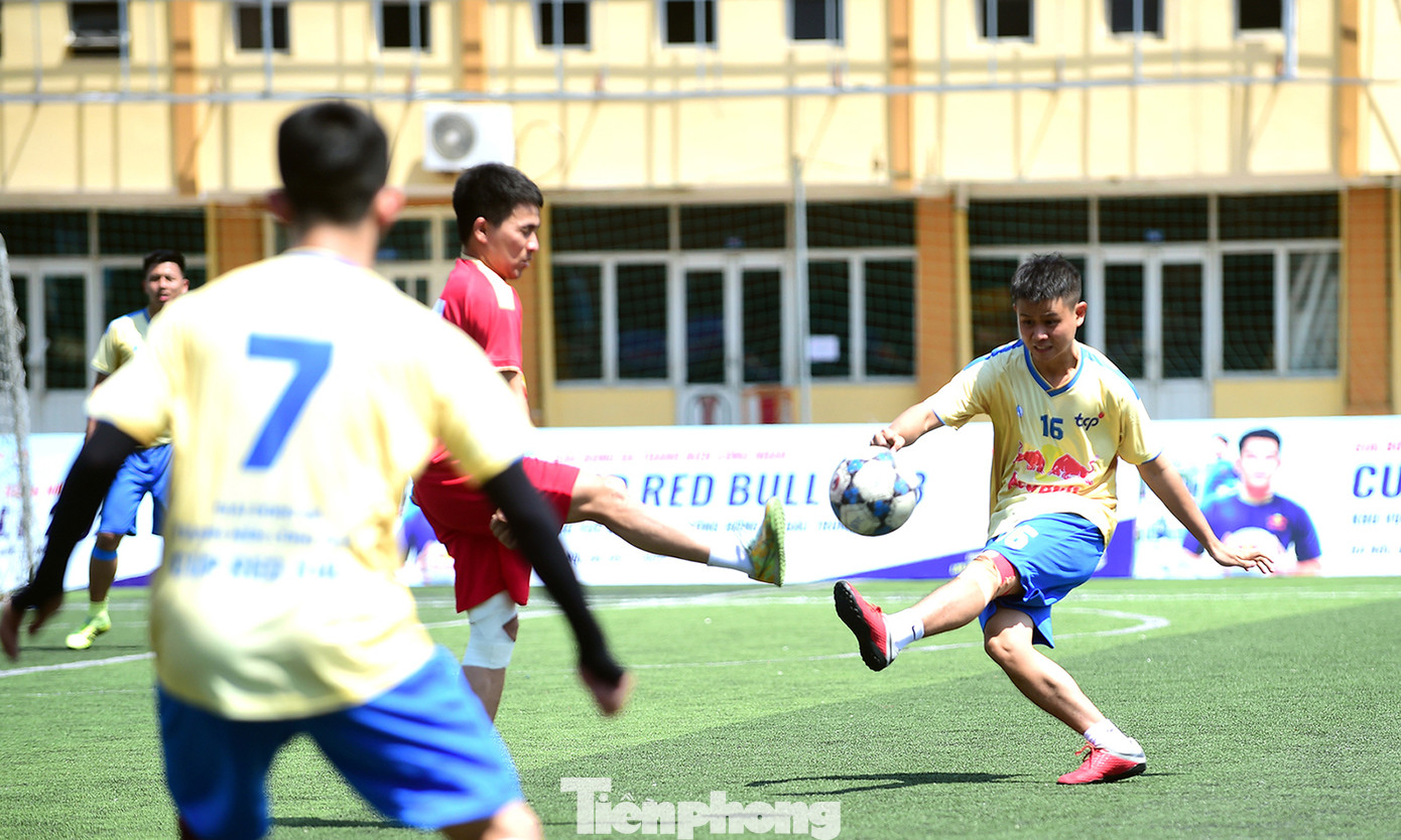 Dù dưới thời tiết nắng nóng, các cầu thủ của hai đội đều chơi quyết tâm, đôi công để mang đến nhiều pha bóng đẹp mắt, kịch tính trong trận Chung kết. Ảnh: Xuân Tùng