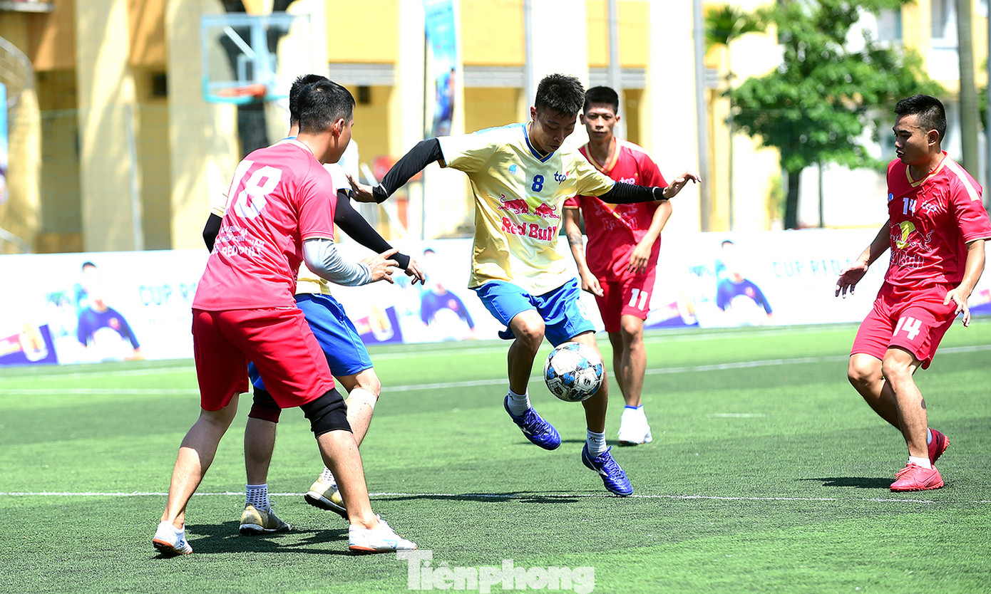 Dù dưới thời tiết nắng nóng, các cầu thủ của hai đội đều chơi quyết tâm, đôi công để mang đến nhiều pha bóng đẹp mắt, kịch tính trong trận Chung kết. Ảnh: Xuân Tùng