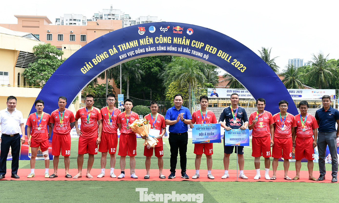 Ban Tổ chức trao giải Nhì cho đội Haduwaco FC với giải thưởng 7 triệu đồng. Ảnh: Xuân Tùng