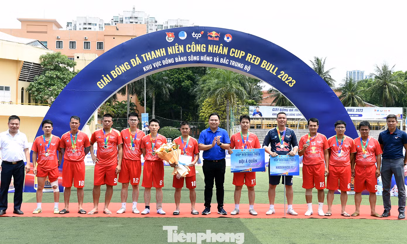 Ban Tổ chức trao giải Nhì cho đội Haduwaco FC với giải thưởng 7 triệu đồng. Ảnh: Xuân Tùng