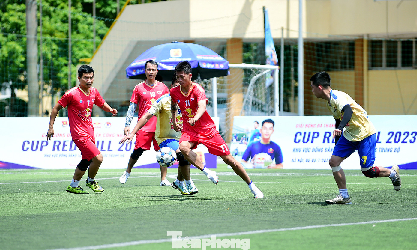 Dù dưới thời tiết nắng nóng, các cầu thủ của hai đội đều chơi quyết tâm, đôi công để mang đến nhiều pha bóng đẹp mắt, kịch tính trong trận Chung kết. Ảnh: Xuân Tùng