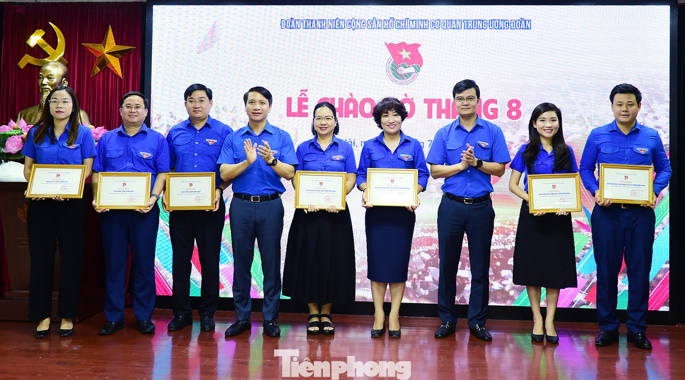 Anh Bùi Quang Huy và anh Nguyễn Ngọc Lương trao khen thưởng các tập thể hoàn thành xuất sắc nhiệm vụ trong quý II năm 2023. Ảnh: Xuân Tùng