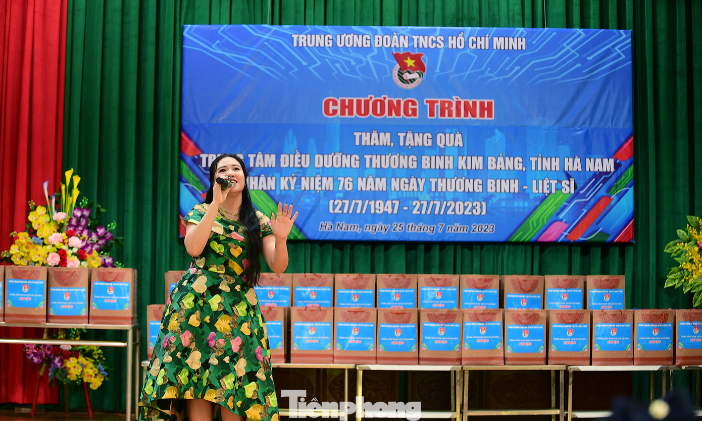 Các tiết mục văn nghệ mở màn chương trình. Ảnh: Xuân Tùng