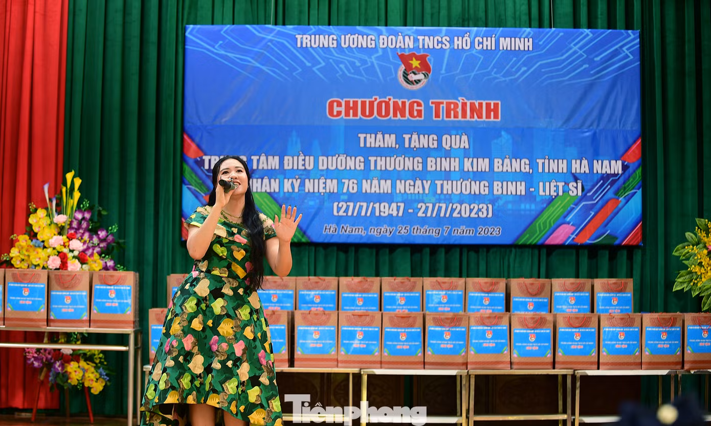 Các tiết mục văn nghệ mở màn chương trình. Ảnh: Xuân Tùng Các tiết mục văn nghệ mở màn chương trình. Ảnh: Xuân Tùng