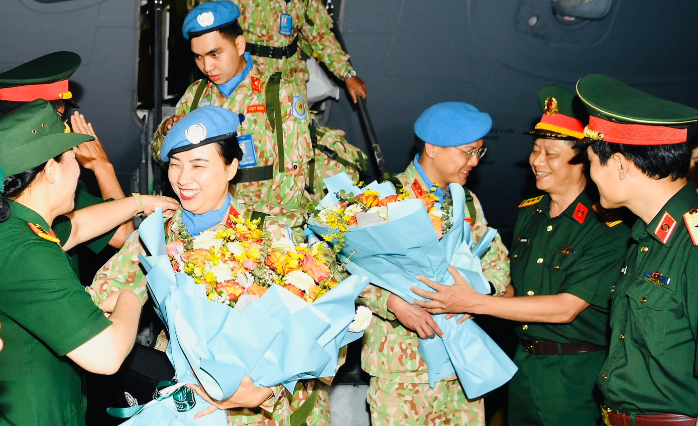 Lãnh đạo Cục gìn giữ hòa bình Việt Nam và đại diện cơ quan Bộ Quốc phòng đón cán bộ, nhân viên Bệnh viện dã chiến cấp 2 số 4. Lãnh đạo Cục gìn giữ hòa bình Việt Nam và đại diện cơ quan Bộ Quốc phòng đón cán bộ, nhân viên Bệnh viện dã chiến cấp 2 số 4.