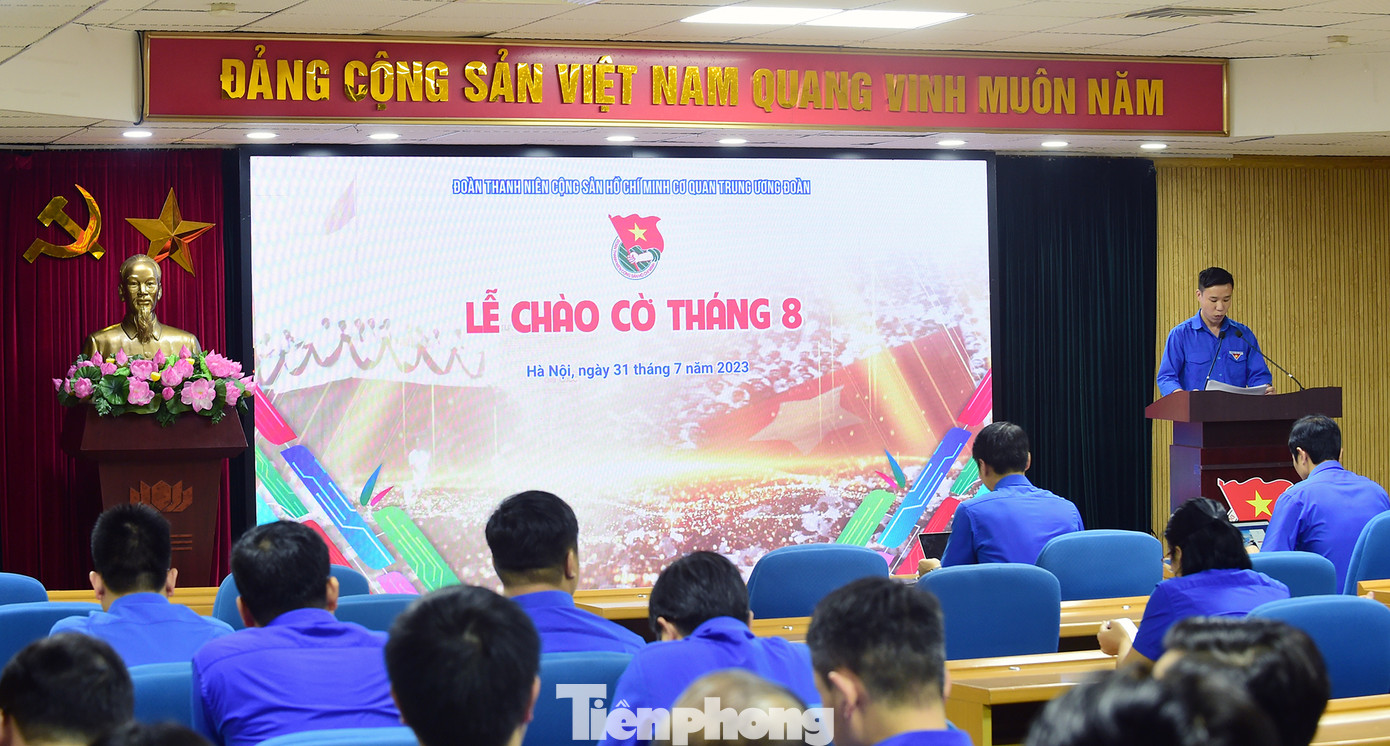 T.Ư Đoàn tổ chức lễ chào cờ tháng 8. Ảnh: Xuân Tùng