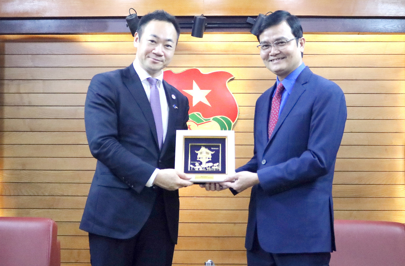 Bí thư thứ nhất T.Ư Đoàn Bùi Quang Huy tặng quà lưu niệm Phó Trưởng Ban Nghiên cứu Chính sách Đảng Dân chủ Tự do Nhật Bản Suzuki Keisuke tại buổi tiếp. Ảnh: Trịnh Lý Bí thư thứ nhất T.Ư Đoàn Bùi Quang Huy tặng quà lưu niệm Phó Trưởng Ban Nghiên cứu Chính sách Đảng Dân chủ Tự do Nhật Bản Suzuki Keisuke tại buổi tiếp. Ảnh: Trịnh Lý