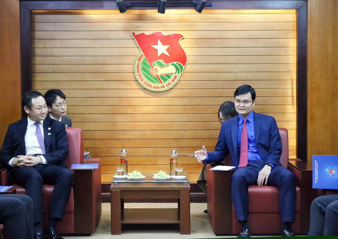Bí thư thứ nhất T.Ư Đoàn Bùi Quang Huy và Phó Trưởng Ban Nghiên cứu Chính sách Đảng Dân chủ Tự do Nhật Bản Suzuki Keisuke tại buổi tiếp. Ảnh: Trịnh Lý Bí thư thứ nhất T.Ư Đoàn Bùi Quang Huy và Phó Trưởng Ban Nghiên cứu Chính sách Đảng Dân chủ Tự do Nhật Bản Suzuki Keisuke tại buổi tiếp. Ảnh: Trịnh Lý