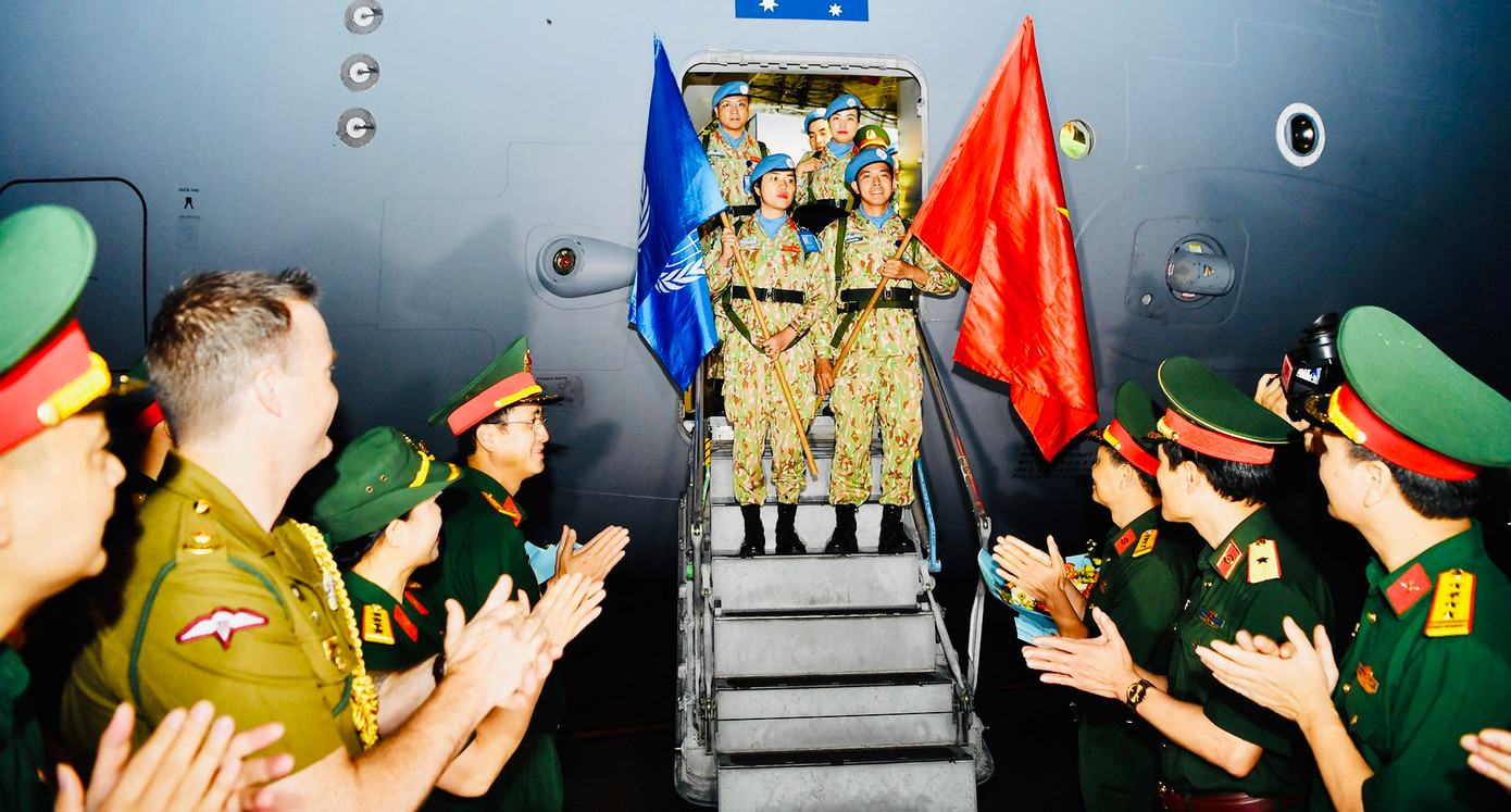 Cán bộ, nhân viên Bệnh viện dã chiến cấp 2 số 4 trở về nước bằng máy bay vận tải C17. Cán bộ, nhân viên Bệnh viện dã chiến cấp 2 số 4 trở về nước bằng máy bay vận tải C17.