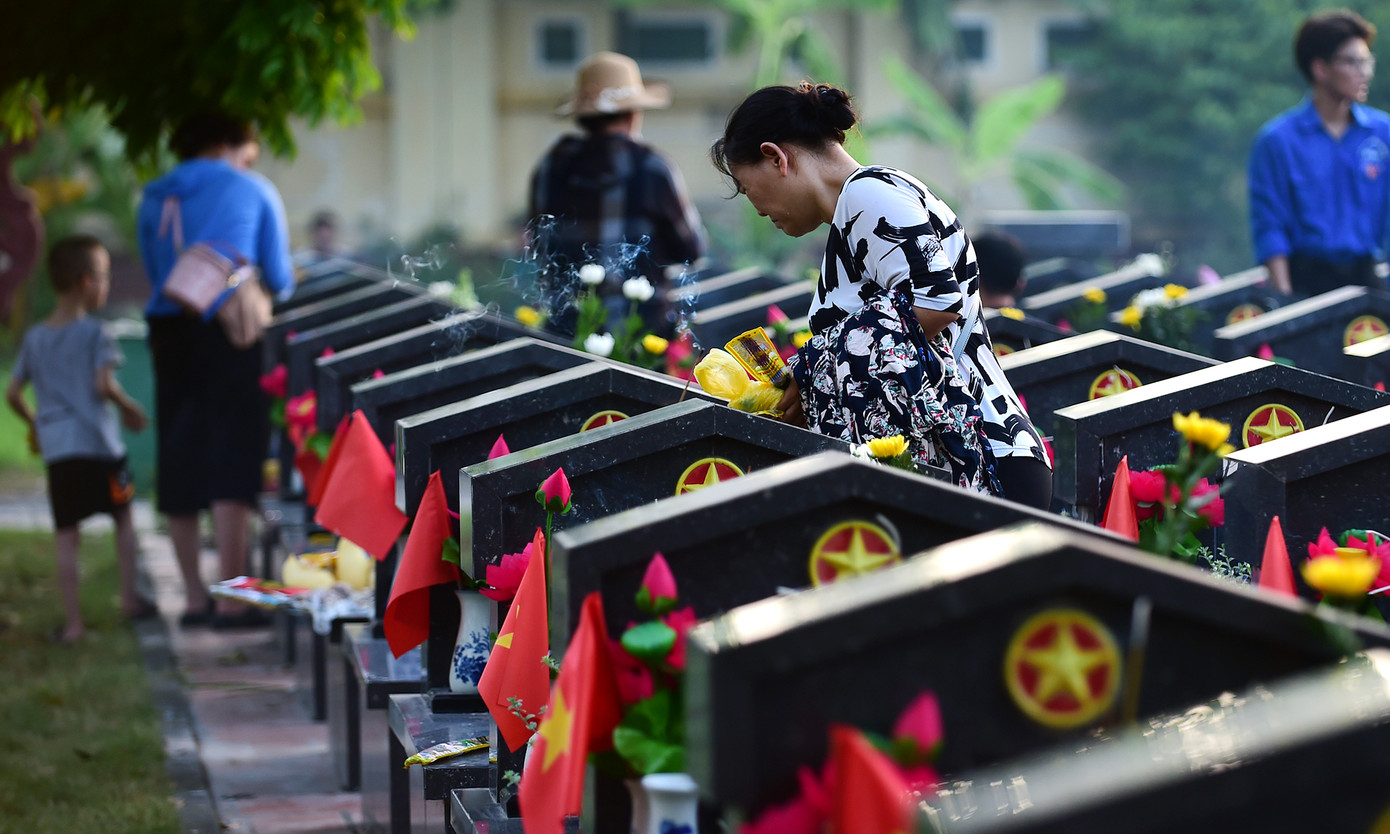 Thân nhân các Anh hùng liệt sĩ thắp hương tại các phần mộ trong Nghĩa trang Liệt sĩ thành phố Hà Nội. Ảnh: Xuân Tùng