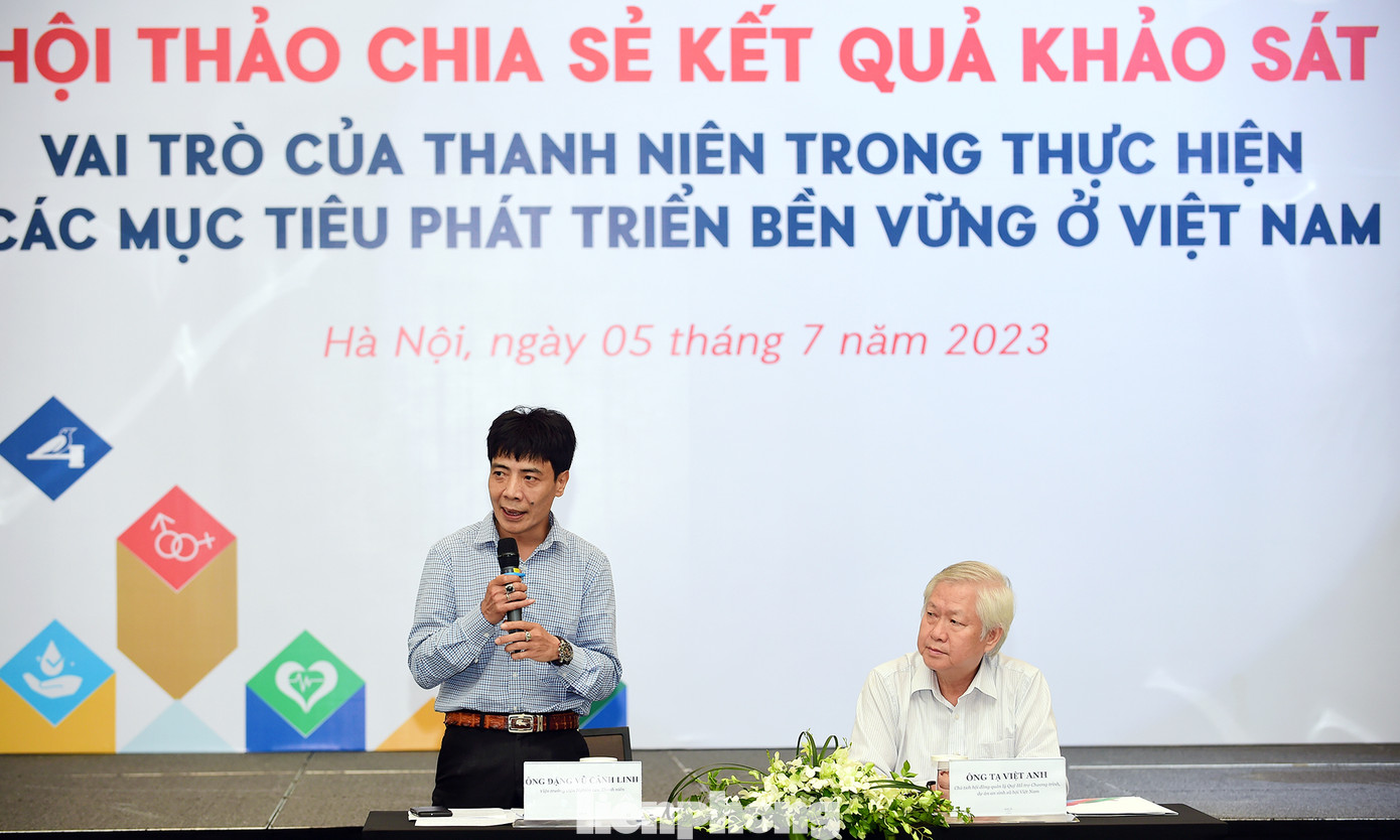 Chủ tịch Hội đồng quản lý Quỹ Hỗ trợ Chương trình, Dự án an sinh xã hội Việt Nam Tạ Việt Anh và Viện trưởng Viện Nghiên cứu thanh niên Đặng Vũ Cảnh Linh chủ trì phần thảo luận chung. Ảnh: Xuân Tùng