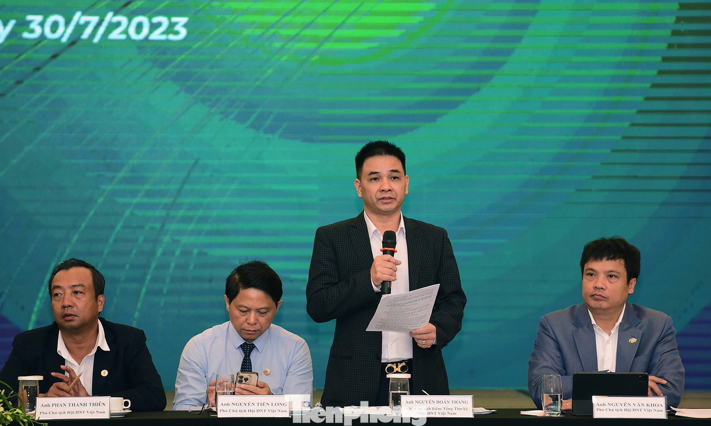 Anh Nguyễn Doãn Thắng, Phó Chủ tịch kiêm Tổng Thư ký Hội Doanh nhân trẻ Việt Nam thông tin định hướng của Hội trong 6 tháng cuối năm 2023. Ảnh: Xuân Tùng
