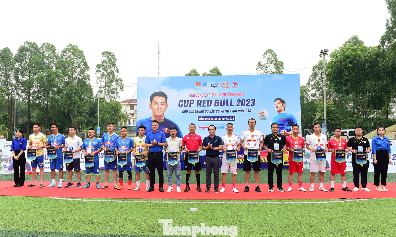 Ban Tổ chức trao cờ lưu niệm cho đại diện 16 đội bóng khu vực Trung du Bắc bộ và Miền núi phía Bắc. Ảnh: Xuân Tùng