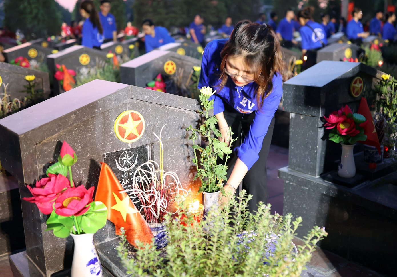 Đoàn viên thanh niên dâng hương, thắp nến tri ân các Anh hùng liệt sĩ. Ảnh: Như Ý - Xuân Tùng