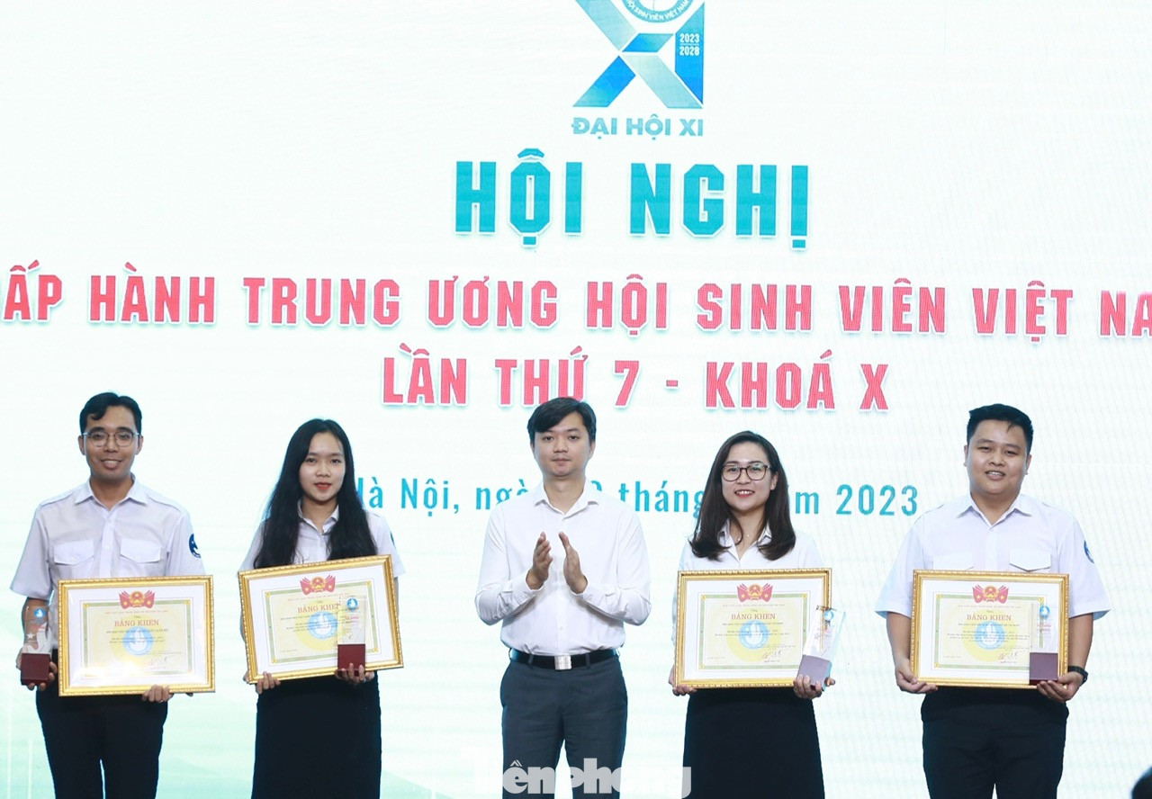 Bí thư T.Ư Đoàn, Chủ tịch T.Ư Hội Sinh viên Việt Nam trao Giải thưởng 9/1 năm học 2022 – 2023 cho các đơn vị đã đạt giải. Ảnh: Châu Linh Bí thư T.Ư Đoàn, Chủ tịch T.Ư Hội Sinh viên Việt Nam trao Giải thưởng 9/1 năm học 2022 – 2023 cho các đơn vị đã đạt giải. Ảnh: Châu Linh