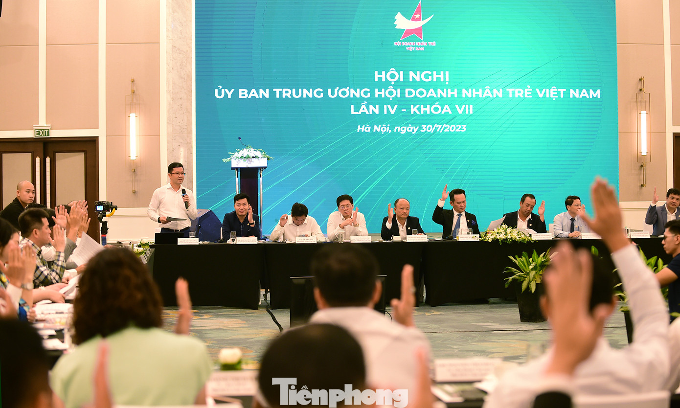 Hội nghị biểu quyết hiệp thương nhân sự. Ảnh: Xuân Tùng