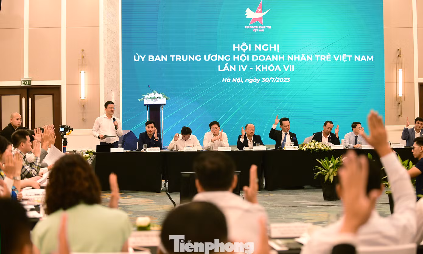 Hội nghị biểu quyết hiệp thương nhân sự. Ảnh: Xuân Tùng