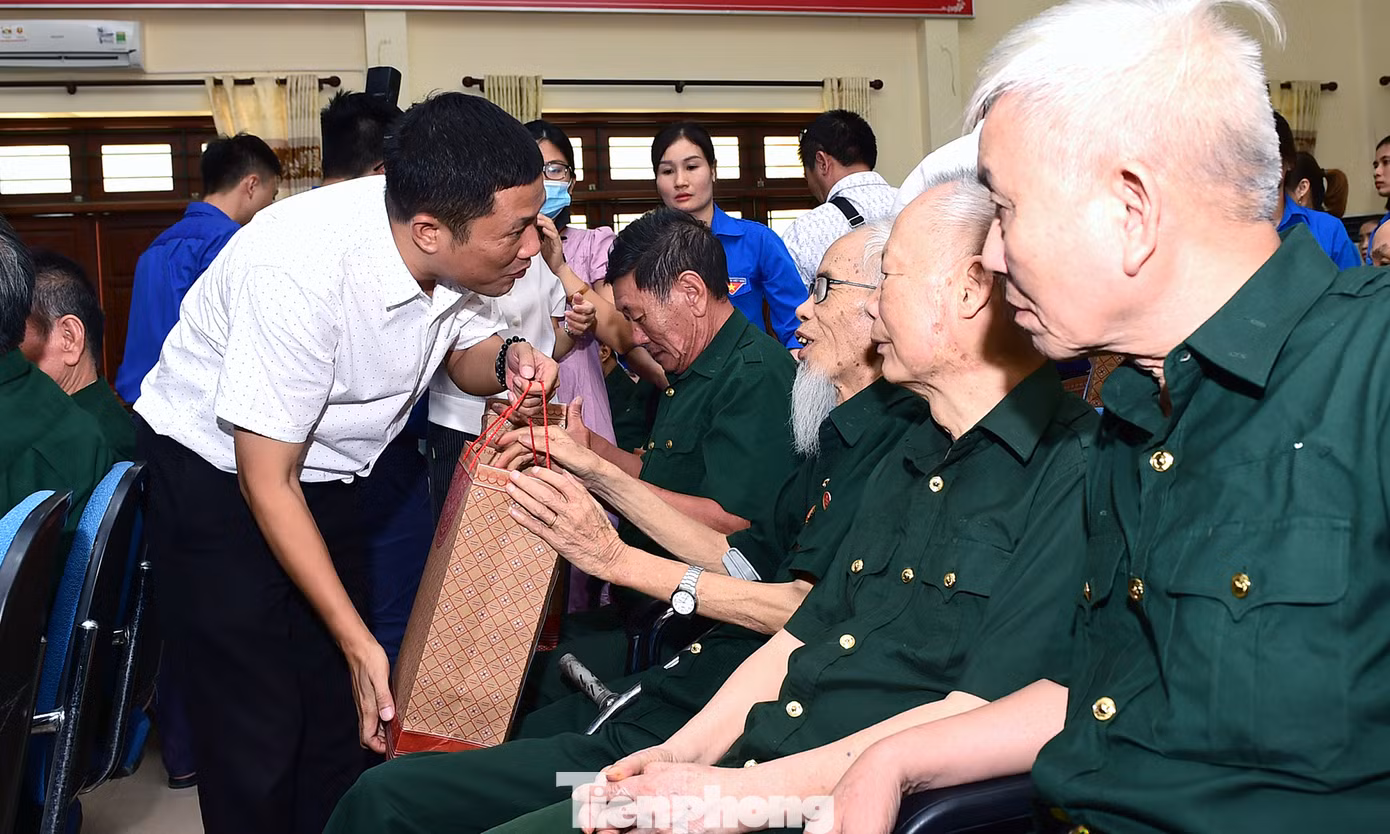 Giám đốc truyền thông công ty CP Him Lam Nguyễn Huy Thiêm trao tặng quà thương bệnh binh điều dưỡng tại trung tâm. Ảnh: Xuân Tùng Giám đốc truyền thông công ty CP Him Lam Nguyễn Huy Thiêm trao tặng quà thương bệnh binh điều dưỡng tại trung tâm. Ảnh: Xuân Tùng