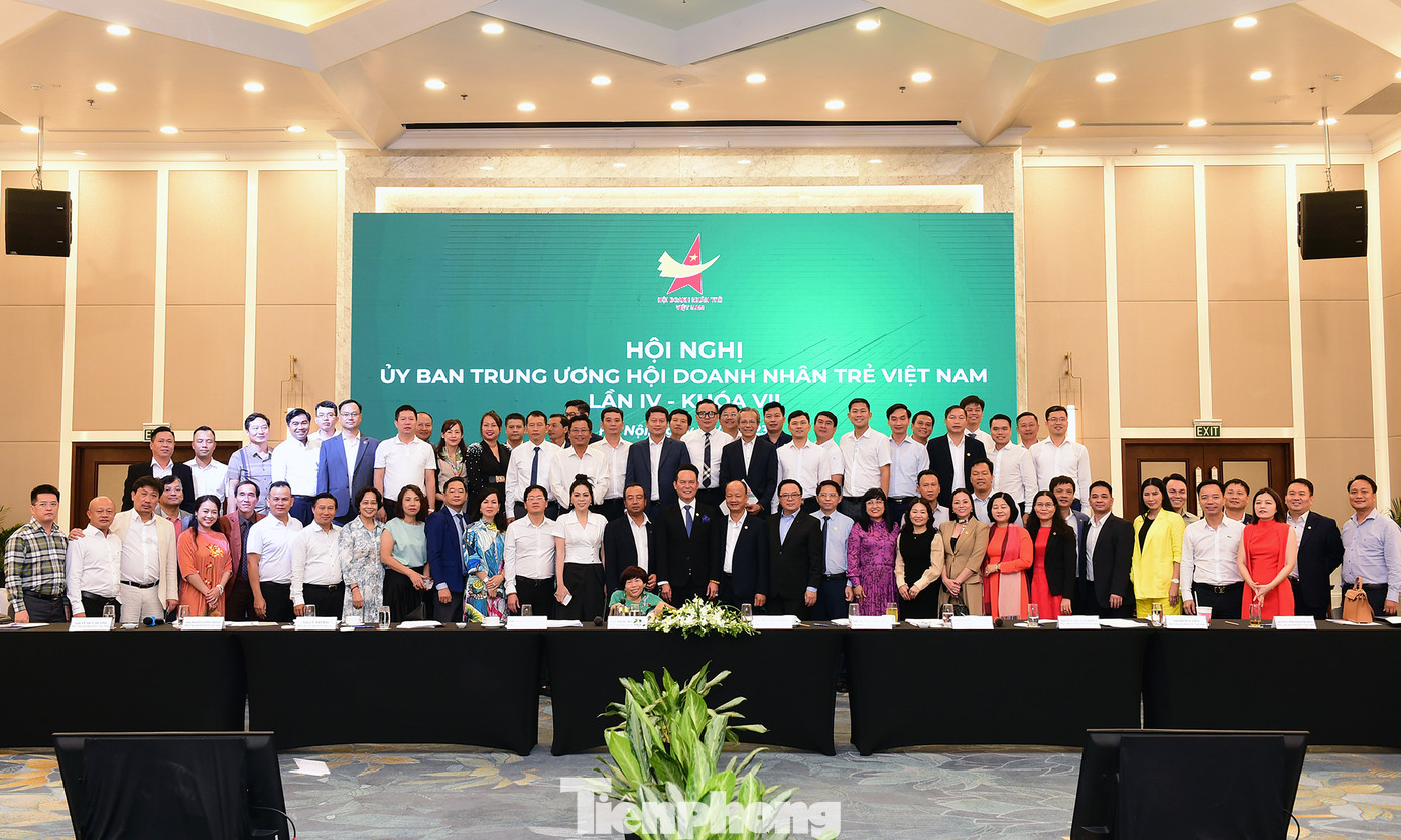 Các đại biểu tham dự hội nghị chụp ảnh lưu niệm. Ảnh: Xuân Tùng