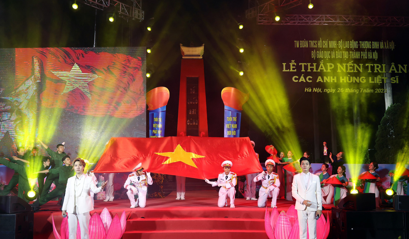 Lễ thắp nến tri ân các Anh hùng liệt sĩ cấp Trung ương tại Nghĩa trang Liệt sĩ thành phố Hà Nội. Ảnh: Như Ý