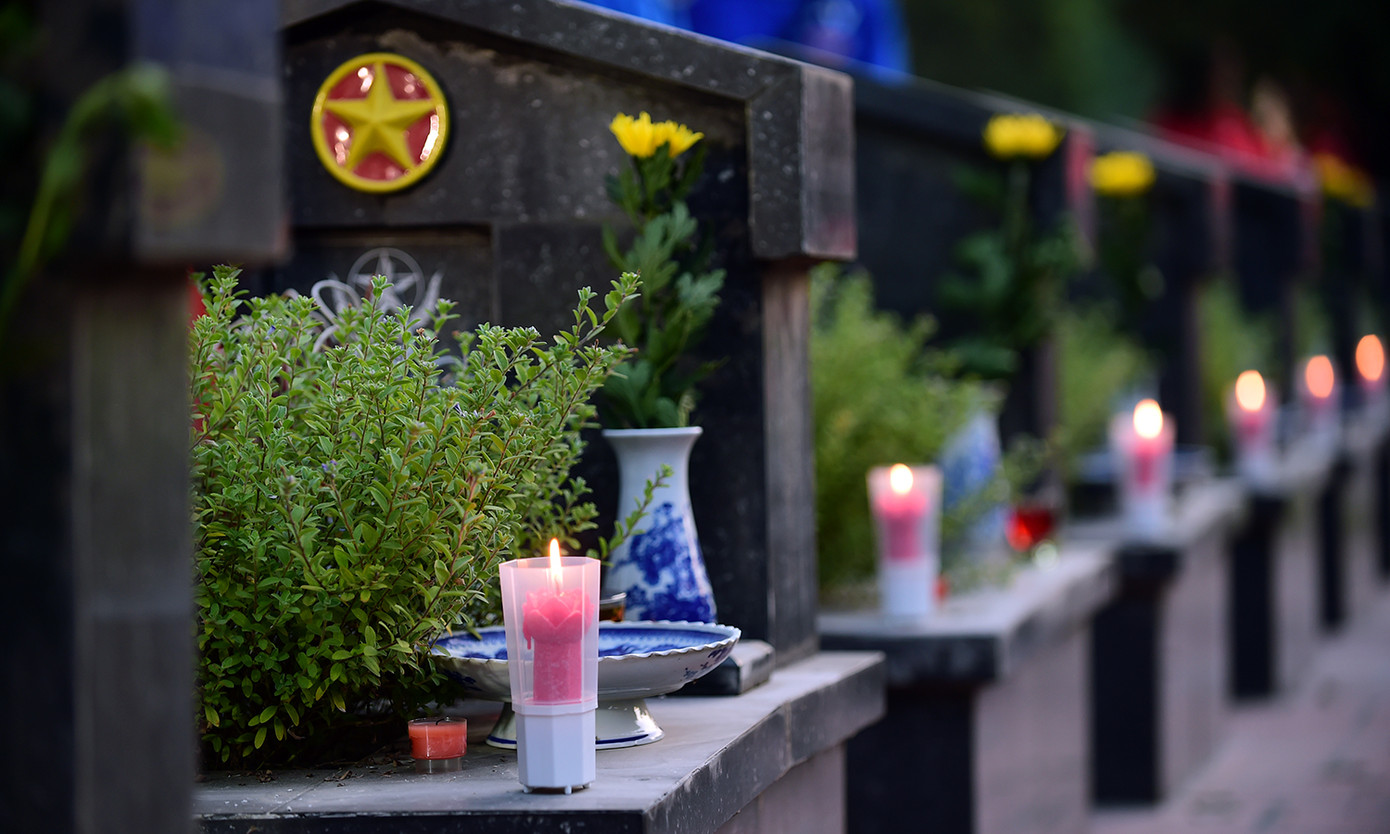 Đoàn viên thanh niên dâng hương, thắp nến tri ân các Anh hùng liệt sĩ. Ảnh: Như Ý - Xuân Tùng