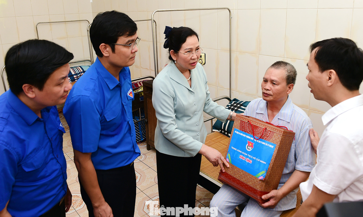 Đoàn công tác thăm, động viên và tặng quà thương binh điều trị tại Trung tâm. Ảnh: Xuân Tùng