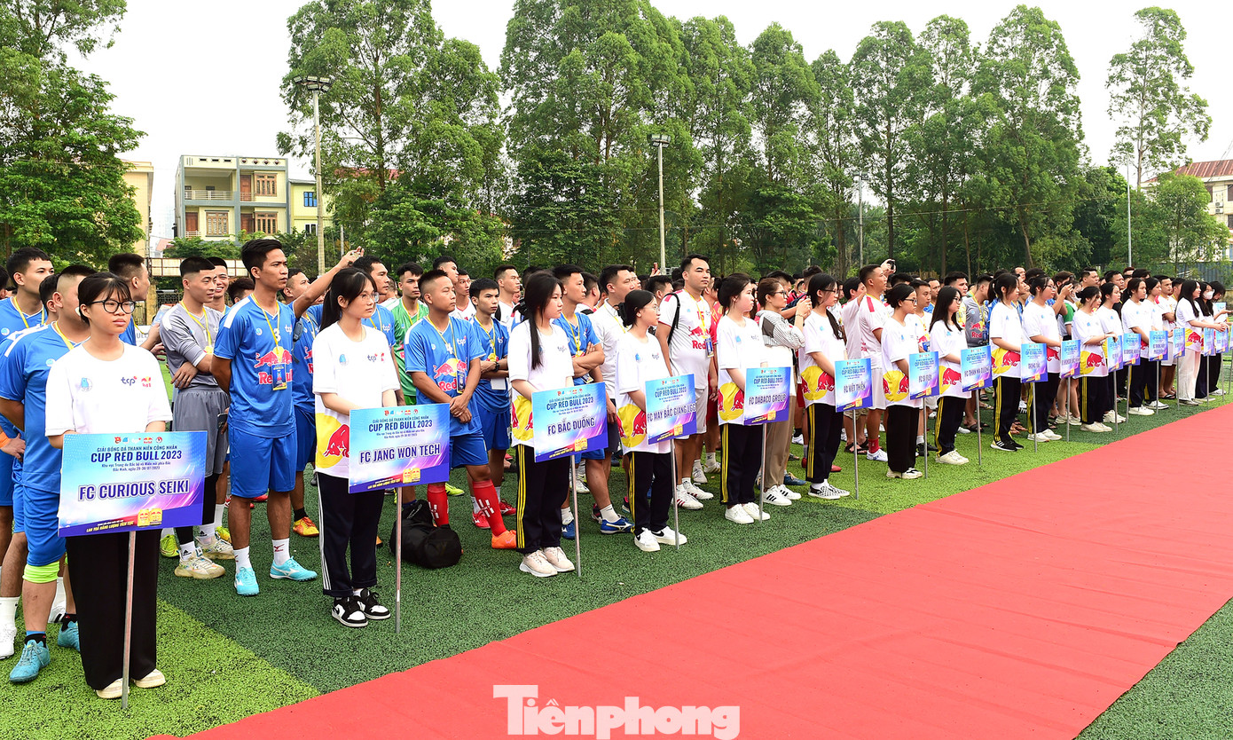 Giải đấu có 16 đội bóng đại diện các doanh nghiệp trên địa bàn các tỉnh, thành trong khu vực Trung du Bắc bộ và Miền núi phía Bắc. Ảnh: Xuân Tùng