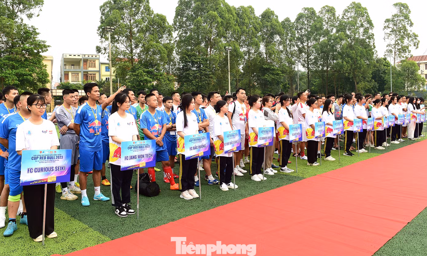 Giải đấu có 16 đội bóng đại diện các doanh nghiệp trên địa bàn các tỉnh, thành trong khu vực Trung du Bắc bộ và Miền núi phía Bắc. Ảnh: Xuân Tùng