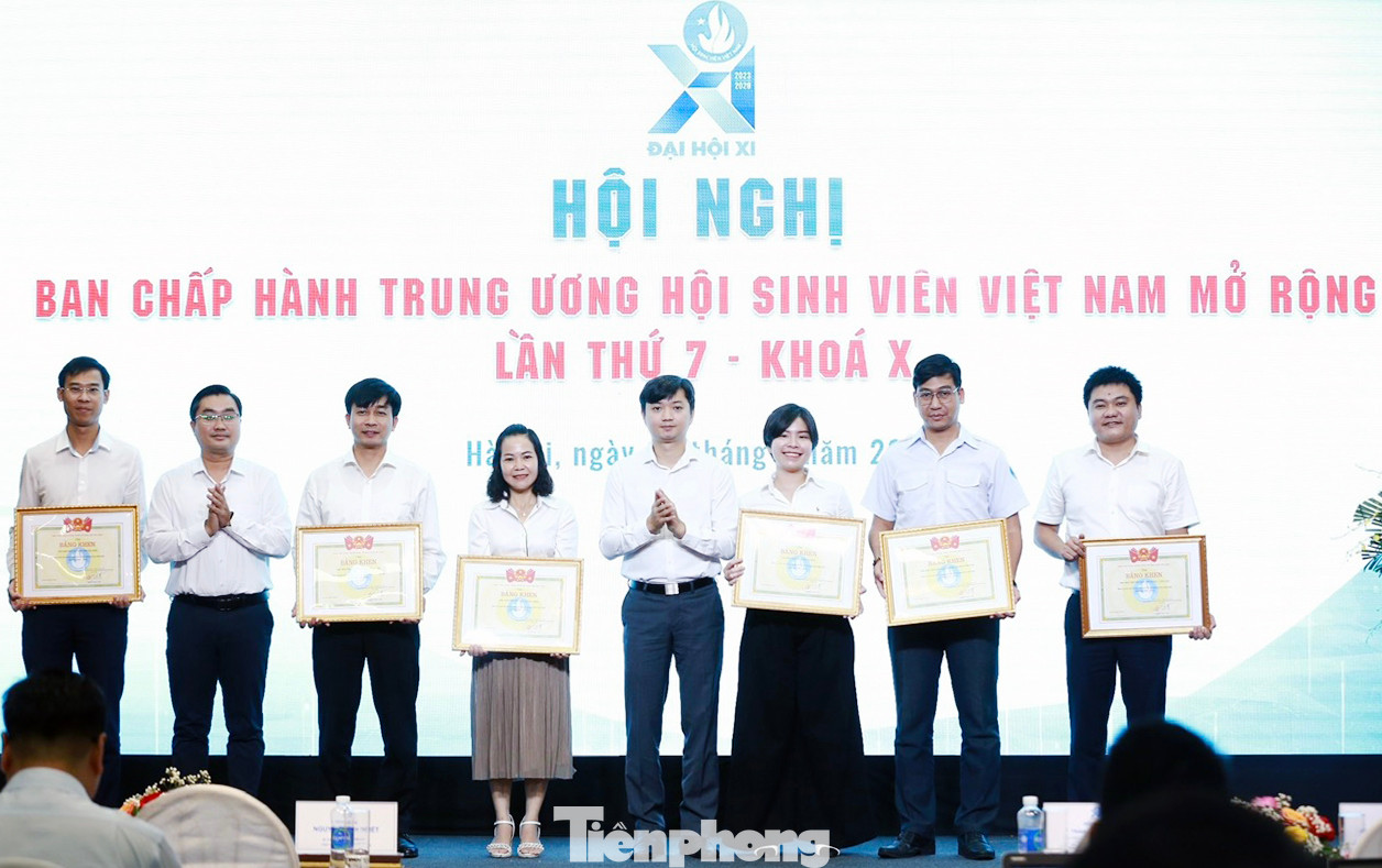 Cá nhân, tập thể có thành tích trong công tác Hội và phong trào sinh viên năm học 2022 - 2023 nhận Bằng khen của T.Ư Hội Sinh viên Việt Nam. Ảnh: Châu Linh Cá nhân, tập thể có thành tích trong công tác Hội và phong trào sinh viên năm học 2022 - 2023 nhận Bằng khen của T.Ư Hội Sinh viên Việt Nam. Ảnh: Châu Linh