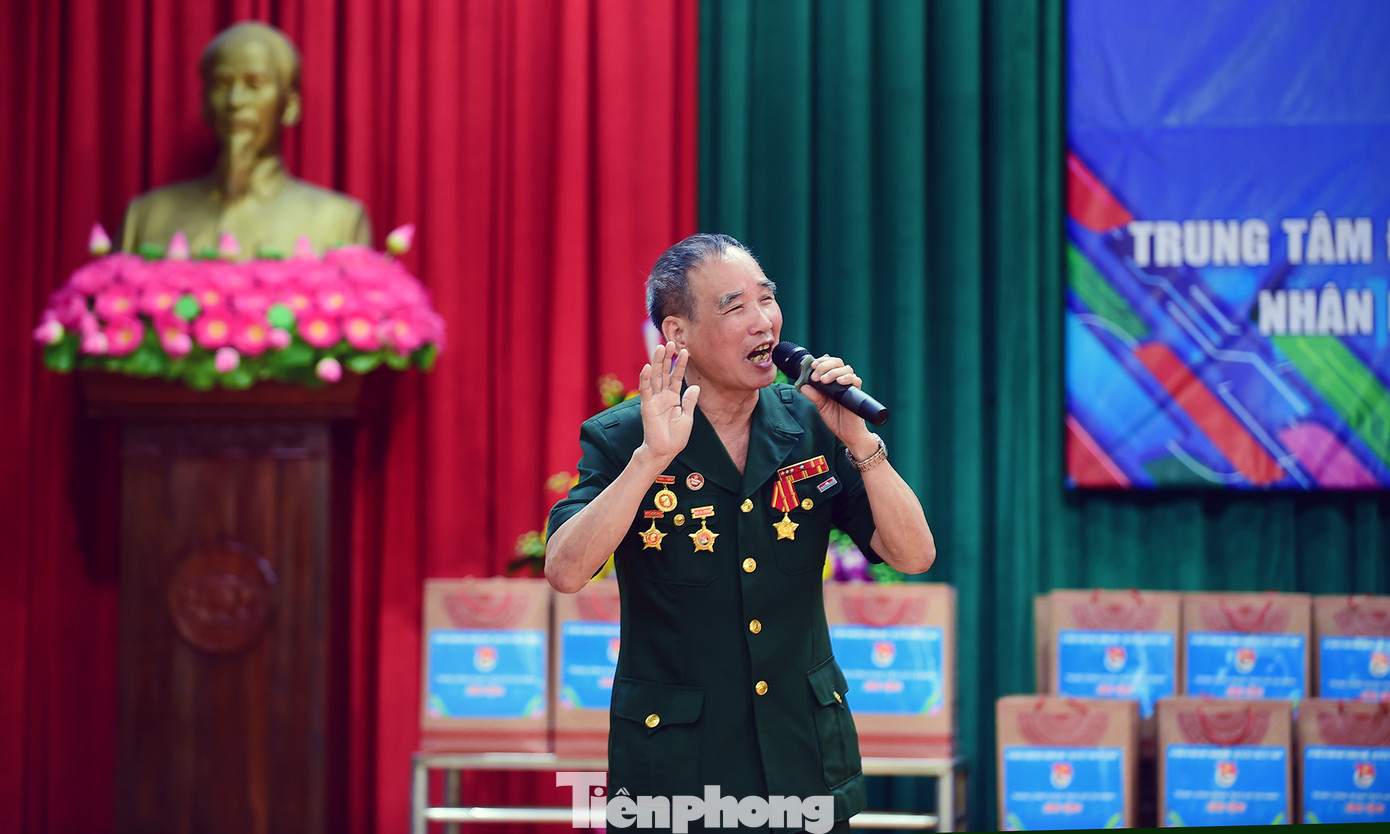 Các tiết mục văn nghệ mở màn chương trình. Ảnh: Xuân Tùng