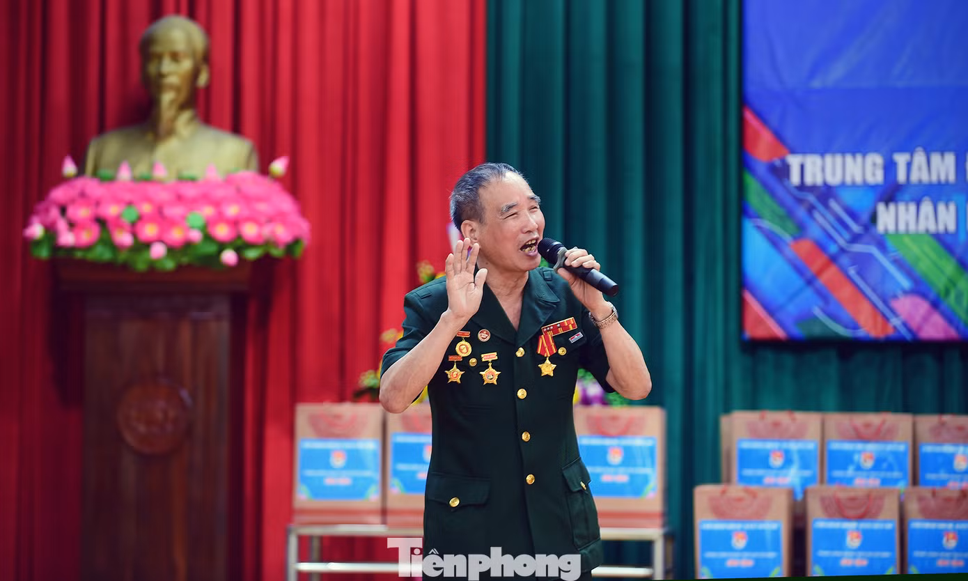 Các tiết mục văn nghệ mở màn chương trình. Ảnh: Xuân Tùng Các tiết mục văn nghệ mở màn chương trình. Ảnh: Xuân Tùng