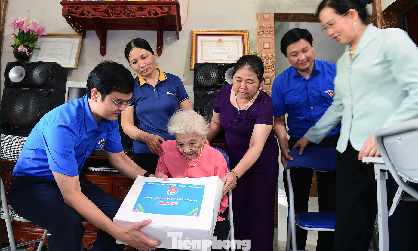 Bí thư thứ nhất T.Ư Đoàn Bùi Quang Huy tặng quà Mẹ Việt Nam Anh hùng Đặng Thị Đề. Ảnh: Xuân Tùng