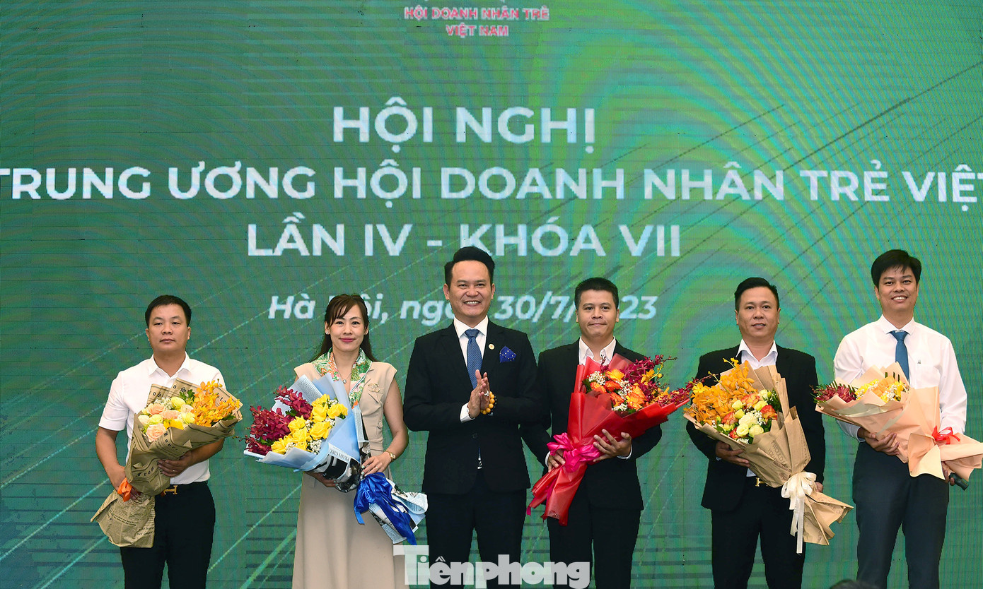 Anh Đặng Hồng Anh tặng hoa chúc mừng các nhân sự kiện toàn tham gia Ủy ban T.Ư Hội Doanh nhân trẻ Việt Nam. Ảnh: Xuân Tùng