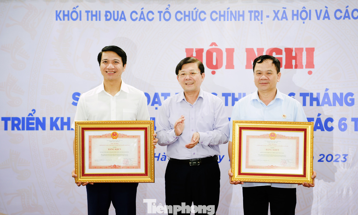 Phó Chủ tịch Ủy ban T.Ư Mặt trận Tổ quốc Việt Nam Nguyễn Hữu Dũng trao Bằng khen của Thủ tướng tặng T.Ư Đoàn và T.Ư Hội Cựu Chiến binh Việt Nam. Ảnh: Xuân Tùng