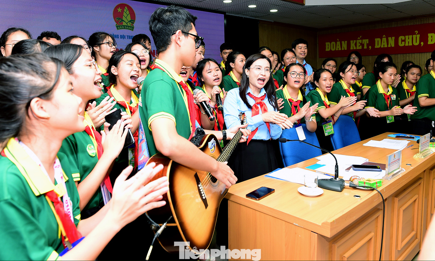 Buổi gặp mặt diễn ra sôi nổi với nhiều màn trổ tài văn nghệ, chơi rubic của các đại biểu thiếu nhi. Ảnh: Xuân Tùng Buổi gặp mặt diễn ra sôi nổi với nhiều màn trổ tài văn nghệ, chơi rubic của các đại biểu thiếu nhi. Ảnh: Xuân Tùng