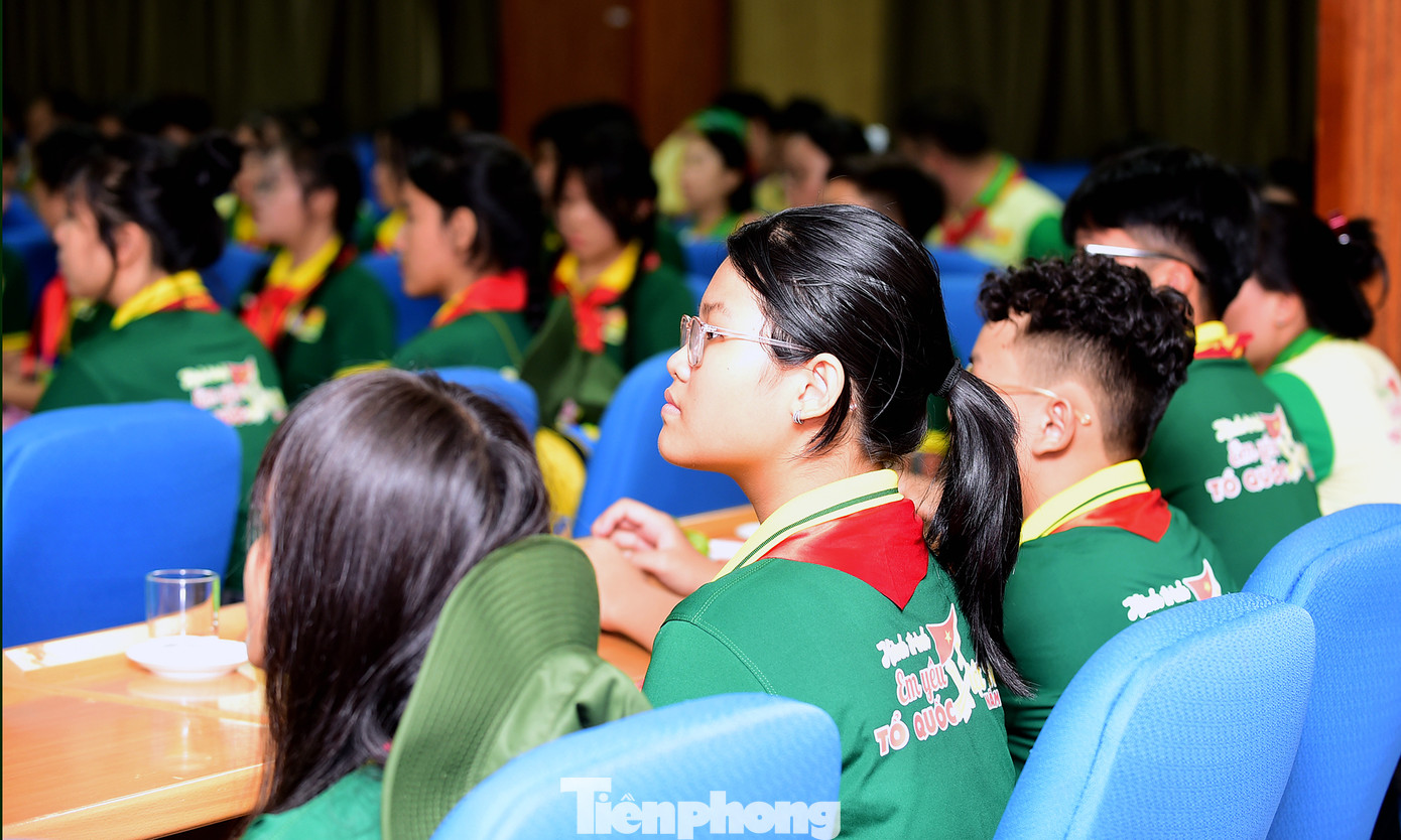 Hơn 100 đại biểu tham dự hành trình tại buổi gặp mặt. Ảnh: Xuân Tùng Hơn 100 đại biểu tham dự hành trình tại buổi gặp mặt. Ảnh: Xuân Tùng