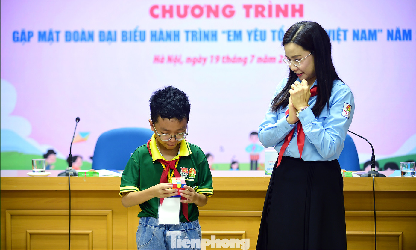 Buổi gặp mặt diễn ra sôi nổi với nhiều màn trổ tài văn nghệ, chơi rubic của các đại biểu thiếu nhi. Ảnh: Xuân Tùng Buổi gặp mặt diễn ra sôi nổi với nhiều màn trổ tài văn nghệ, chơi rubic của các đại biểu thiếu nhi. Ảnh: Xuân Tùng