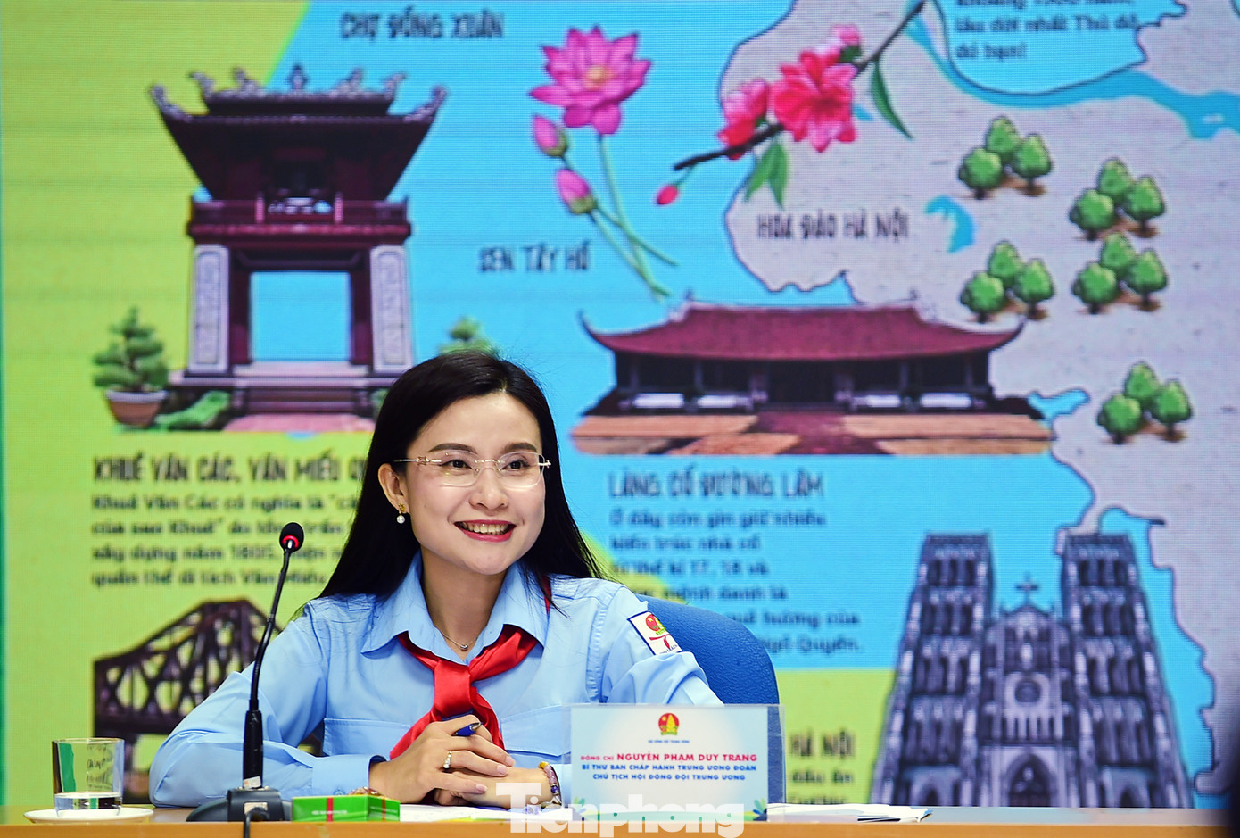 Chị Nguyễn Phạm Duy Trang lắng nghe những chia sẻ về trải nghiệm của các đại biểu khi tham gia hành trình. Ảnh: Xuân Tùng Chị Nguyễn Phạm Duy Trang lắng nghe những chia sẻ về trải nghiệm của các đại biểu khi tham gia hành trình. Ảnh: Xuân Tùng